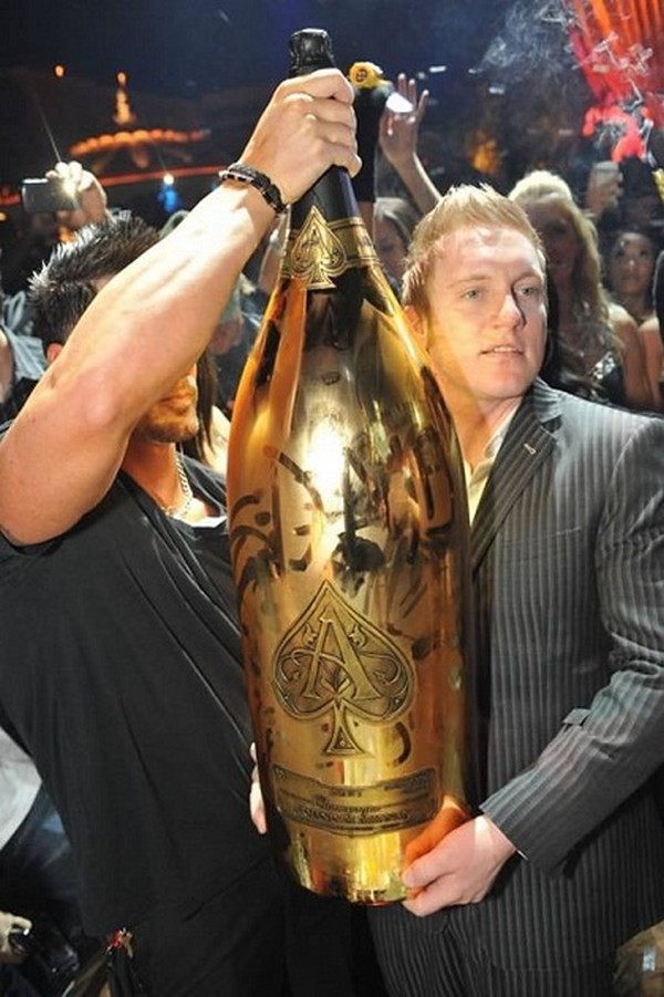 5 литров шампанское купить. Armand de Brignac Midas. Шампанское Armand de. Большая бутылка шампанского. Самая большая бутылка шампанского.