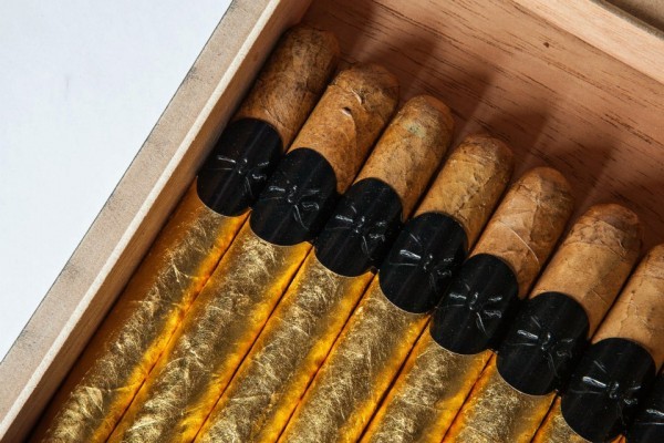 Black Tie Gold Hand-Rolled Cigar1