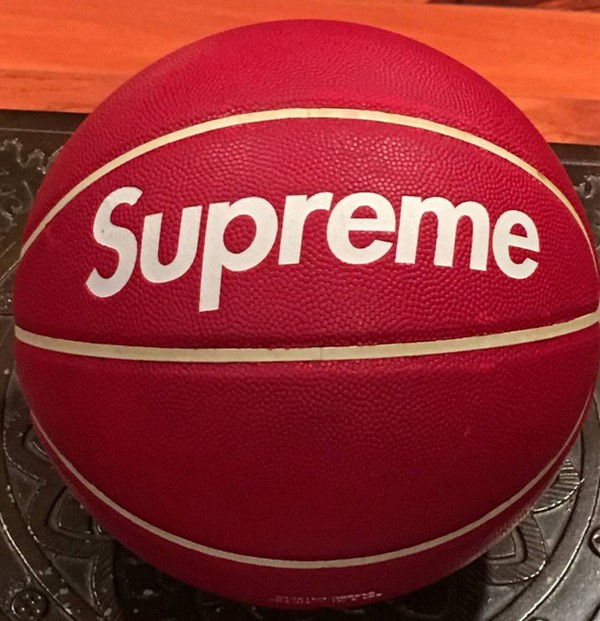 Баскетбольный мяч от Supreme выставлен на продажу за 25.000 долларов