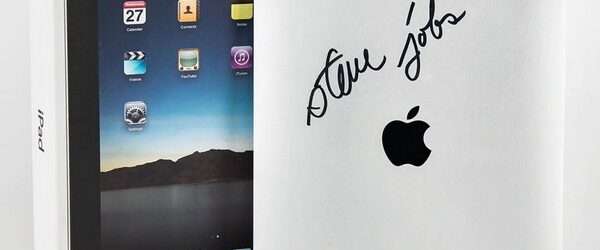На продажу с аукциона выставлен единственный в мире Apple iPad подписанный Стивом Джобсом. Подпись сделана толстым черным фломастером на задней крышке.  Выставлены на продажу планшетный компьютер модели A1337 находиться в […]