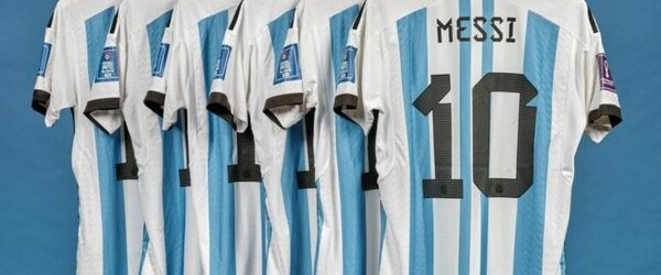 На аукцион Сотбис выставлено выставлен набор из шести футболок, в которых Лионель Месси играл на победном для Аргентине чемпионате мира футболу 2022 года. Аукцион будет идти с 30 ноября по  […]