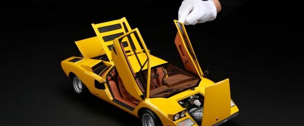 Британский производитель масштабных моделей Amalgam выпустил лицензированный суперкар Lamborghini Countach LP400 в масштабе 1:8. Модель точная копия LP400 созданного итальянским дизайнером Марчелло Гандини, серийное производство которого началось в  1974 году.