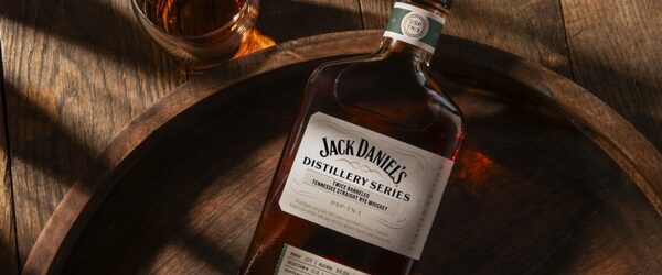 «Jack Daniel’s» сделавшие себе имя на виски «Old No. 7» последние годы экспериментирует, выпустив  несколько односолодовых американских виски 10 и 12 летней выдержки, а так же запустили специальную серию виски […]