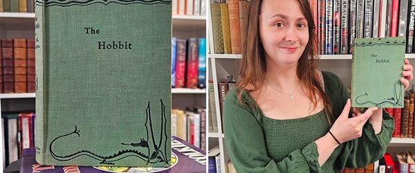 Невероятно редкое издание Джона Р. Р. Толкина «Хоббит, или Туда и обратно» выставлено на продажу через британский аукционный дом «Auctioneum». На момент написания максимальная ставка за лот составили 57.500 долларов.