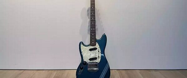 В марте 2026 года в Нью-Йорке с аукциона Кристис будет продана частичка истории рока. На торги будет выставлена гитара Fender Competition Mustang 1969 года, которая принадлежала легендарному рок-музыканту Курту Кобейну.