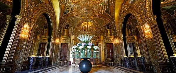 На фотографии вы видите не дворец, музей или место поклонения божеству. На самом деле это парфюмерный бутик «Dar Al Teeb», который правильней назвать галереей парфюмерии, в Катаре.