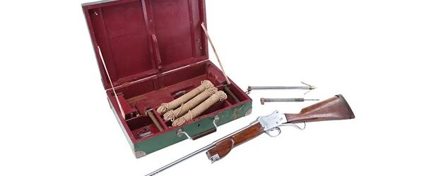 Два давно потерянных предмета которые использовались во время съемок фильма «Челюсти» весной 2026 году будут проданы с аукциона Propstore. Торги посвящены 50-летию выхода на большие экраны классического фильма Стивена Спилберга.