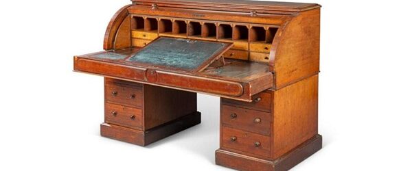 Джон Рональд Руэл Толкин написал очень успешный роман «Властелина колец», в котором отображены некоторые аспекты его жизни. Он свободно говорил на пяти языков и создал два языка квенья и синдарин, [&hellip;]