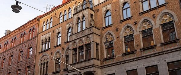 Стогольмский район Кунгсхольмен представляет собой зеленые улицы, исторические здания и элегантные фасады современных строения органично переплетающихся межу собой, находясь вне времени и пространства. Квартиры в исторических домах сочетают в классический [&hellip;]