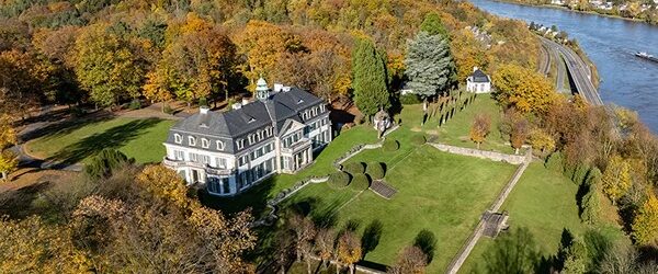 В Германии на продажу выставлен особняк в необароко стиле, на левом берегу Рейна в 12 километрах от Бонна. Гигантская резиденция, известна как замок Эрних, занимает 4 гектара земли, находиться. Последние [&hellip;]