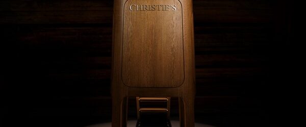 Центральное место на всех классических аукционах занимает трибуна за которой стоят аукционисты, которые как дирижер управляет процессом торгов, подогревает интерес к лотам, делают все возможное увеличения ставок и объявляет победителя. [&hellip;]