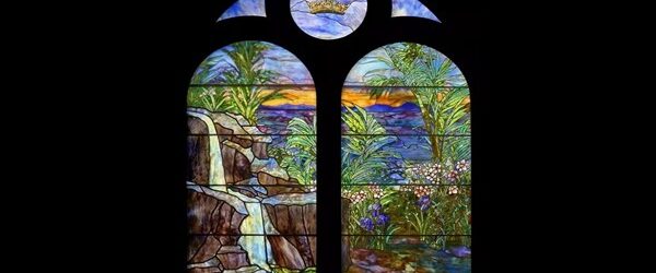 Витражное окно созданное студией «Tiffany Studios» более века украшавшее церковь, выставлено на продажу с аукциона. Продажей окна занимается аукционный дом Сотбис, за лот планирую выручить до 2 миллионов долларов.