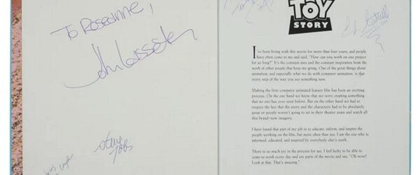 Редкая вещь связанная со студией Pixar, подписанная двумя людьми сделавшими её ведущим игроком на рынке анимации, выставлена на продажу с аукциона. Речь идет о первом издании книги «История игрушек: Искусство [&hellip;]