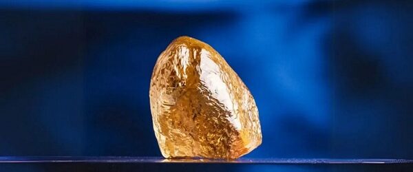 Современная добыча алмазов это сочетание высоких технологий, науки и удачи. В этот раз эти компонента помог найти в Канаде гигантский желтый алмаз весом 158,20 карат.