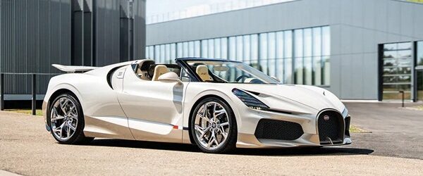 Эпоха двигателей W-16 в истории Bugatti официально подошла к концу. Французский производитель гиперкаров выпустил из ворот фабрики последний 99-й экземпляр Bugatti Mistral. Безумный родстер стал последним серийным автомобилем который покинул [&hellip;]