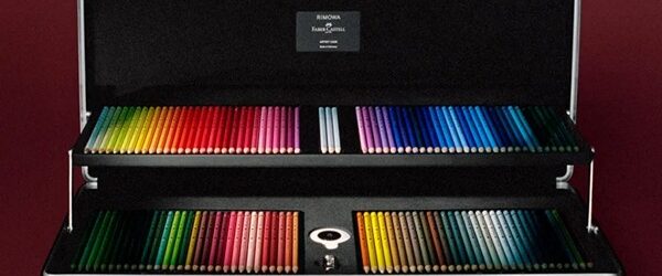 Две немецкие компании Rimowa и Faber-Castell объединились, чтоб выпустить алюминиевый кейс с набором для рисования за 3.100 долларов. Первый участник тандема Rimowa — это производитель чемоданов с почти полуторавековой историей, [&hellip;]