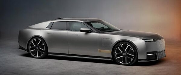 Jaguar наконец-то приоткрыли завесу тайны над автомобилем, который так долго дразнил публику — Jaguar Type 01. Мир увидел длинный, низкий, монолитный четырехдверный гранд-турер с длинным капотом и массивной задней частью [&hellip;]