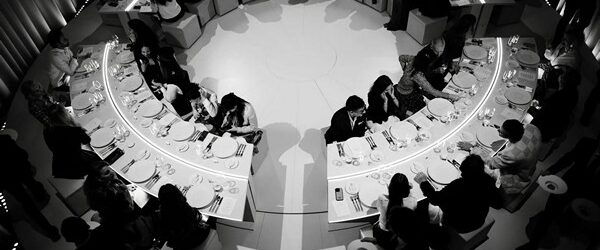 Французский дом моды Louis Vuitton в совершенстве владеет искусством первого впечатления. В этот раз дом решил применить свой богатый опыт на людях, дав возможность отточить навыки светского общения. Объединив усилия [&hellip;]